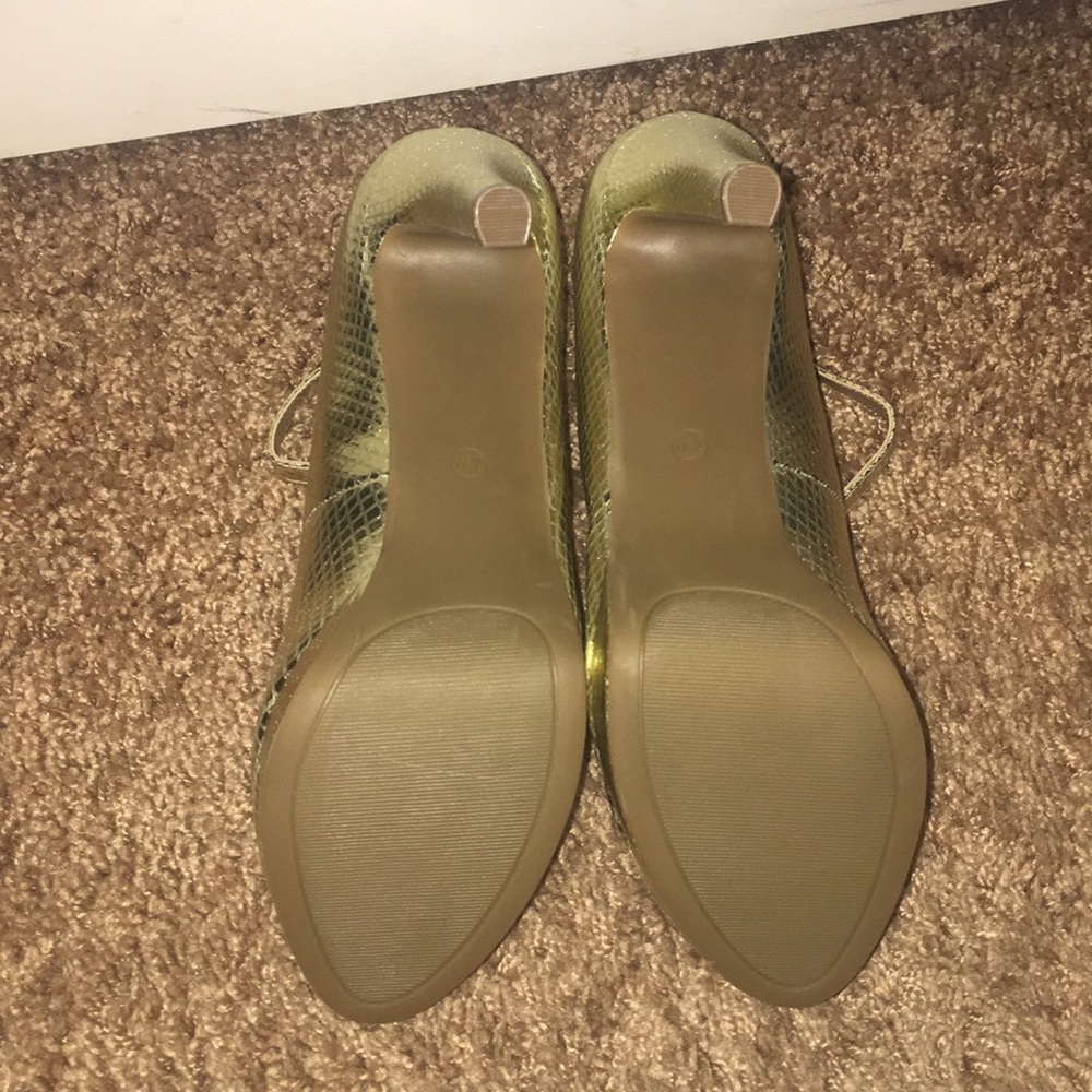 Guess gold platform heels - Picture 4 of 4